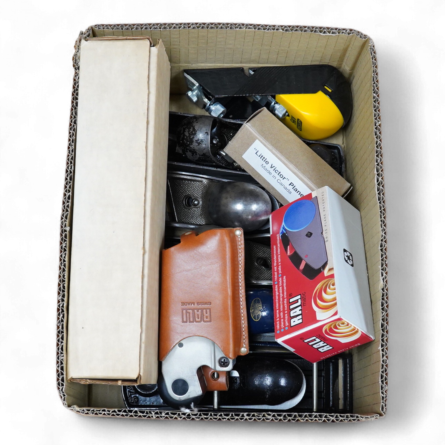 Ten wood working planes by Stanley, Record, Rali, etc. including five block planes; a Stanley No.140 skew block plane, a No.130, a No.131, a record No.0130, a box two-handled scraping plane, etc.